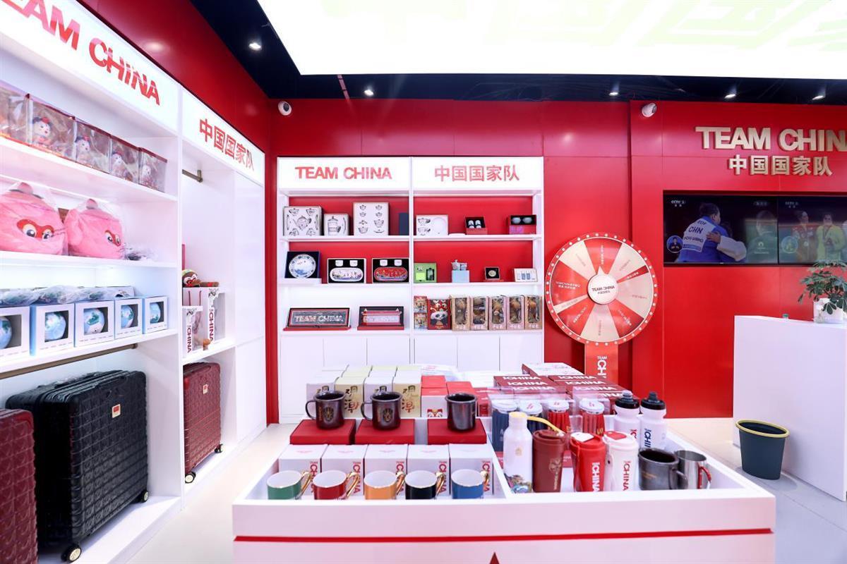 奧運(yùn)同款觸手可及 中國(guó)國(guó)家隊(duì)特許零售店湖北首店開業(yè)，掀起體育文創(chuàng)消費(fèi)新熱潮